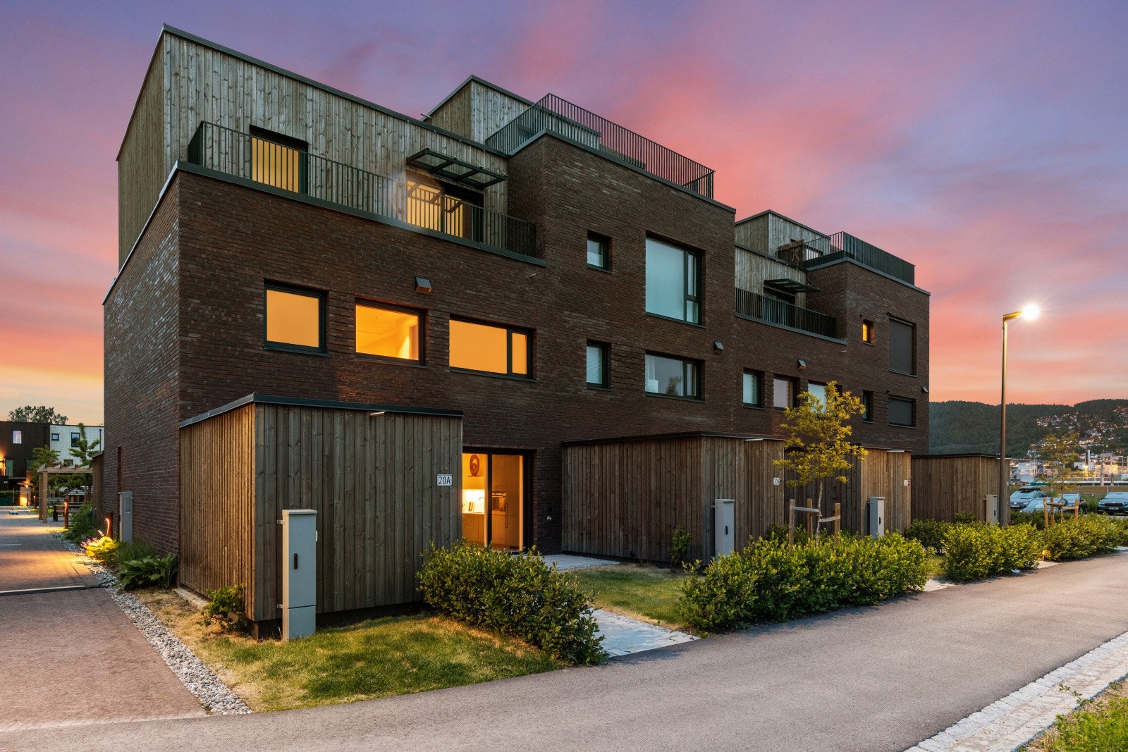 Stort townhouse i ende over tre plan med private utearealer/hager (45 / 58 kvm) på begge sider i tillegg til 2 romslige solrike utsiktsterrasser Galleribilde