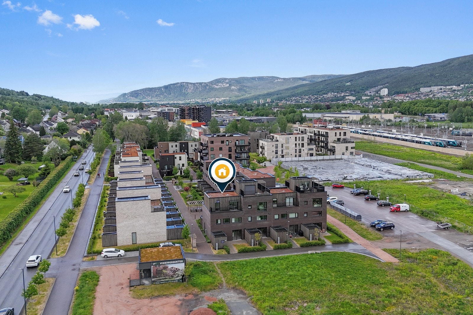 Beliggende vestvendt med gunstig plassering i ende ut mot rolig, langstrakt felles tun utformet som en skjermet møteplass for store og små Galleribilde