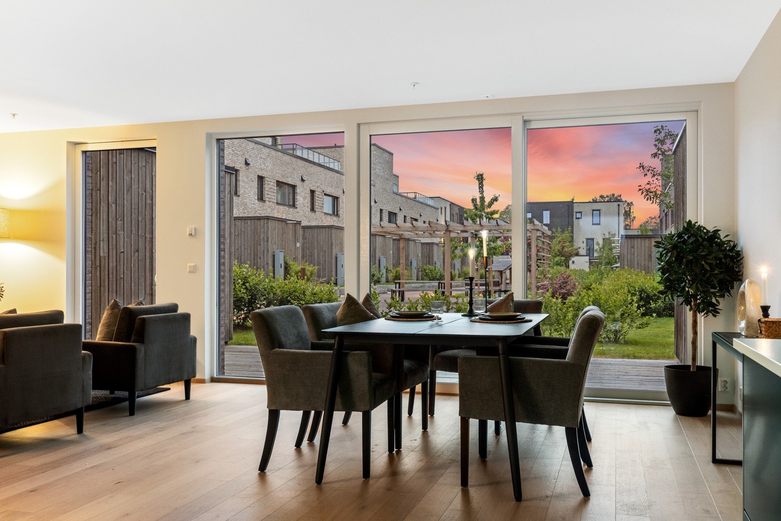 Hyggelig utsikt ut mot hagen og store felles frøntområder | Proffen Hageby skal være et godt sted å bo - men også inspirerende å komme hjem til Galleribilde