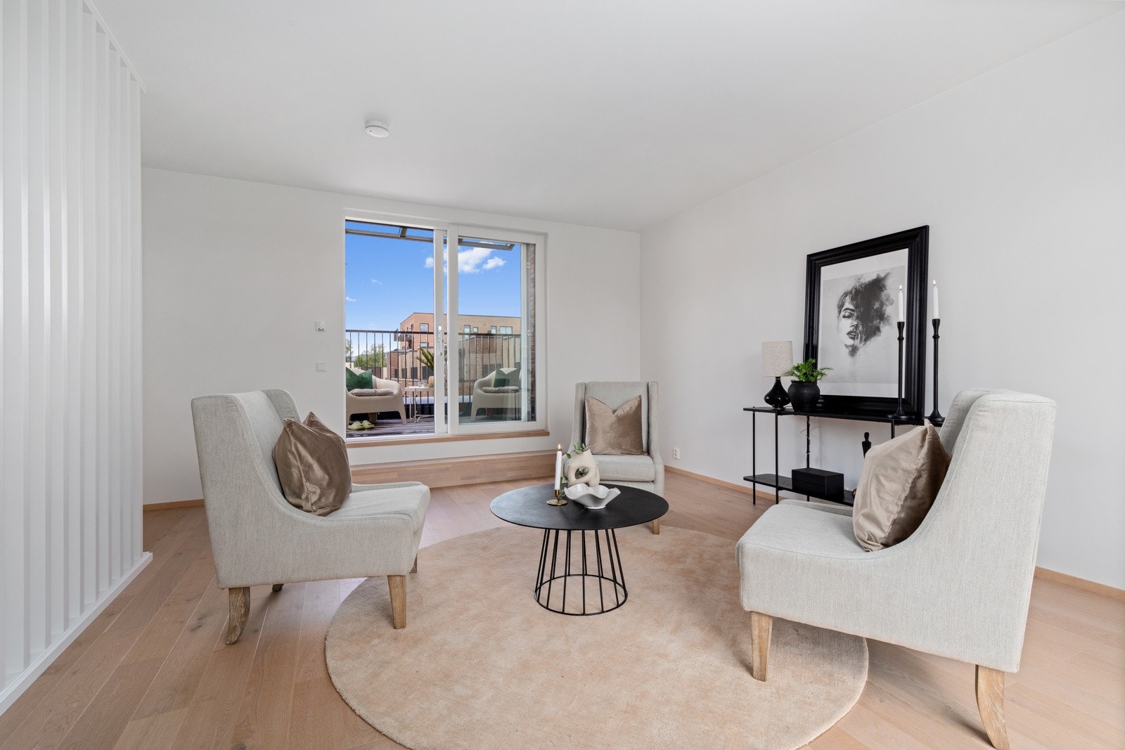 Tv-stue i toppetasje med utgang til utsiktsterrasse på begge sider (øst og vest) med masse sol Galleribilde