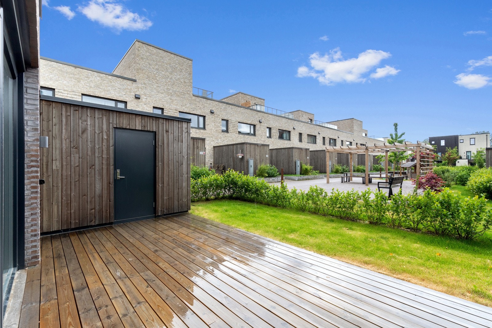 Privat vestvendt markterrasse og hage med hekk utenfor stuen | to sportsboder (hhv 3 og 4 kvm) med praktisk plassering med en på hver side av huset Galleribilde