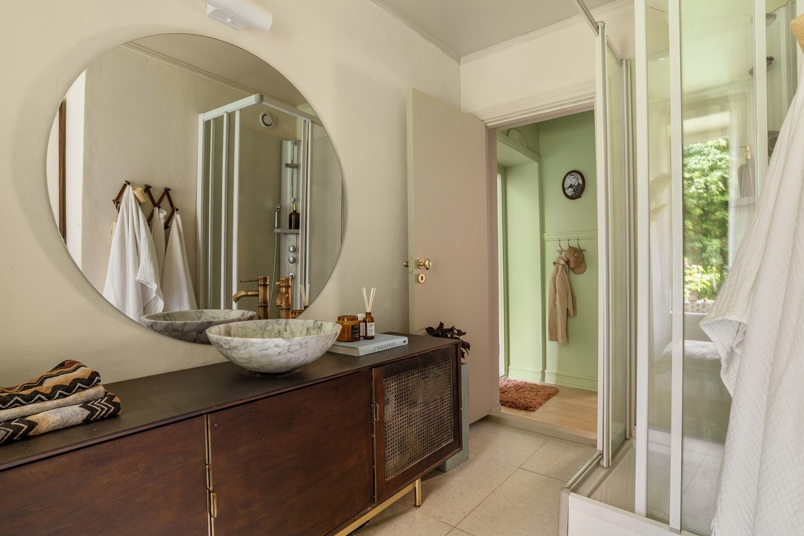 Det er installert dusjkabinett for å spare sluk og gulv Galleribilde