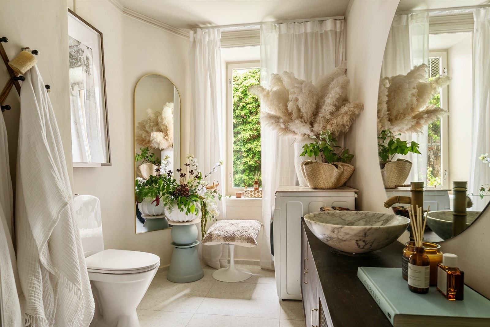 Badet er stort og romslig. Heller ikke ofte man har eget vindu på bad Galleribilde