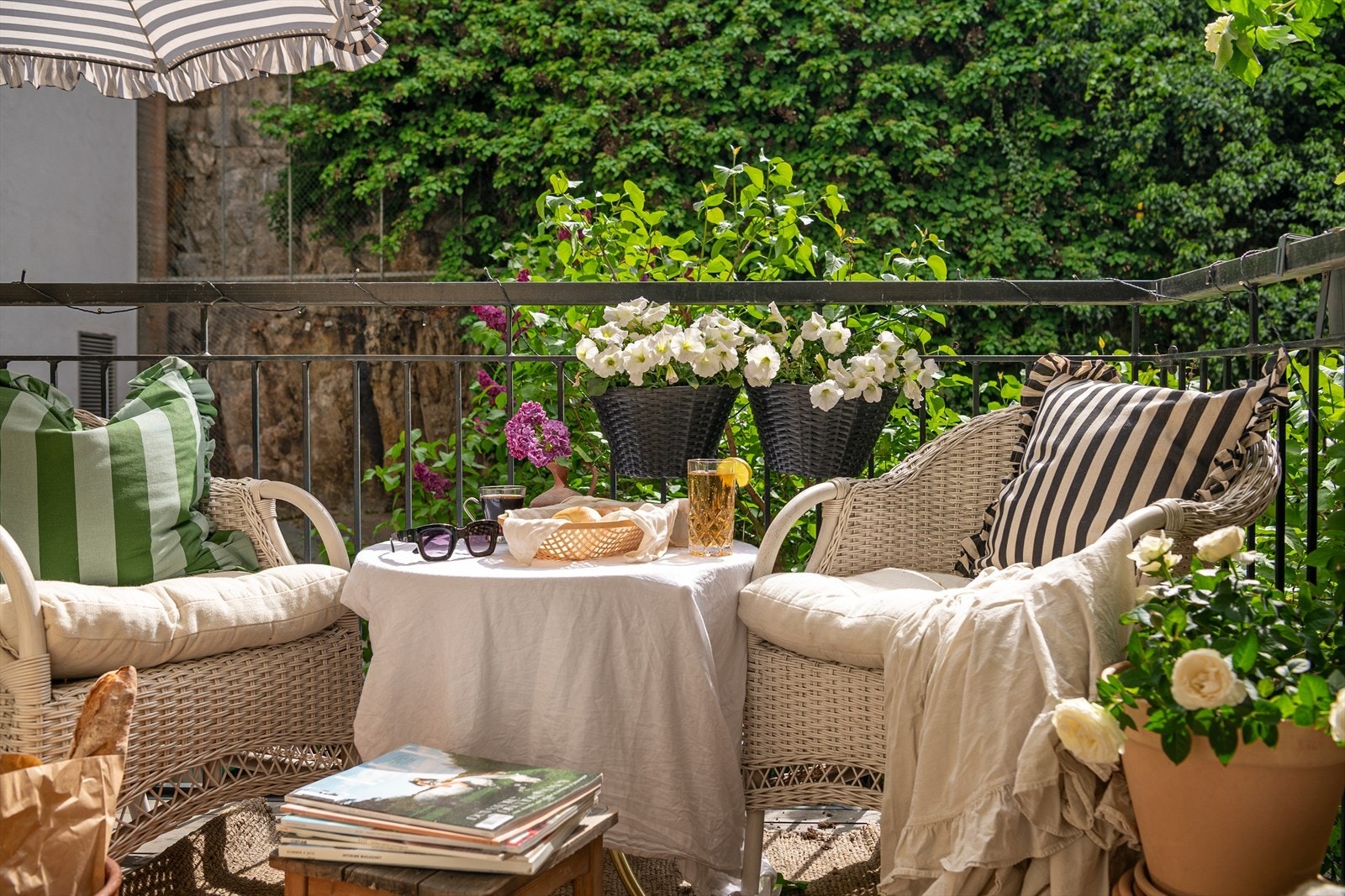 På motsatt side av balkongen er det bare en "grønn" fjellvegg Galleribilde