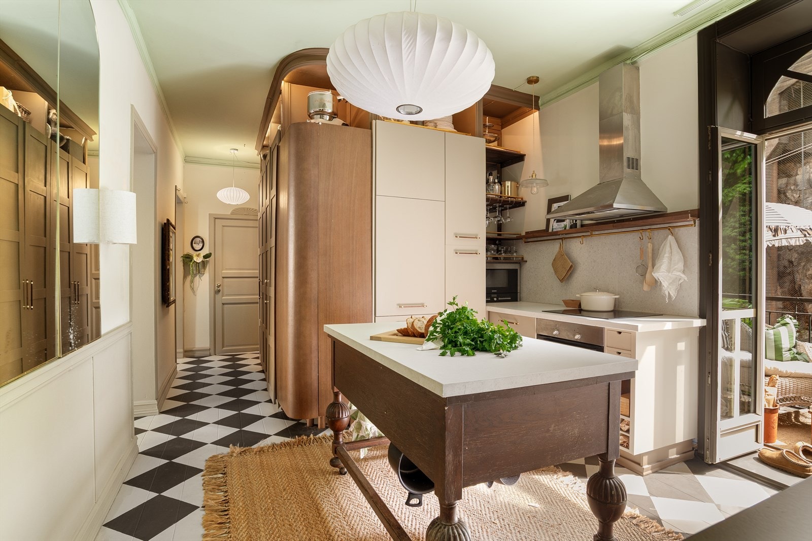 Med den gode takhøyden får man utnyttet hele høyden for oppbevaring. Galleribilde