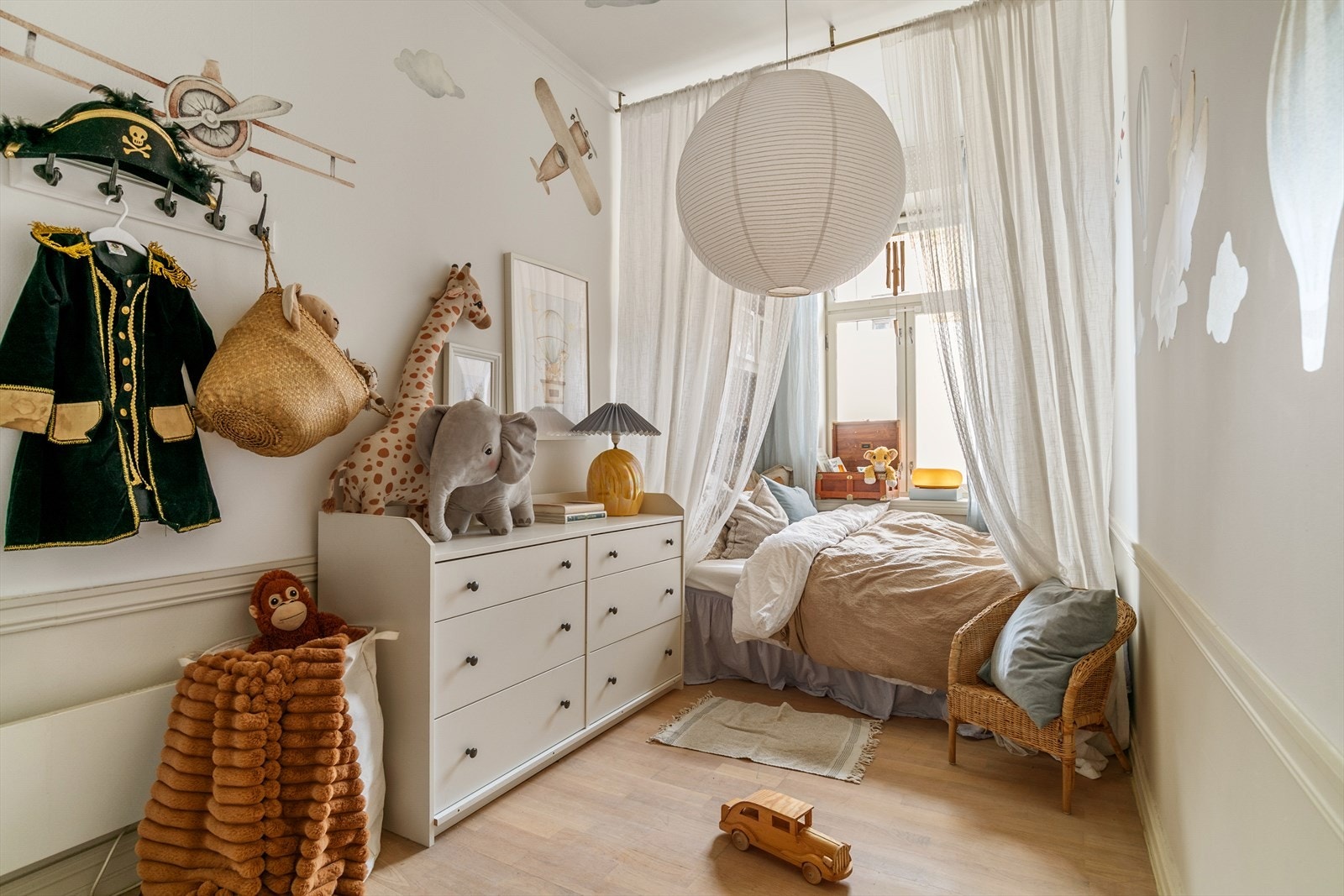 Tøyengata er sperret med bom ca. 100 meter fra eiendommen Galleribilde