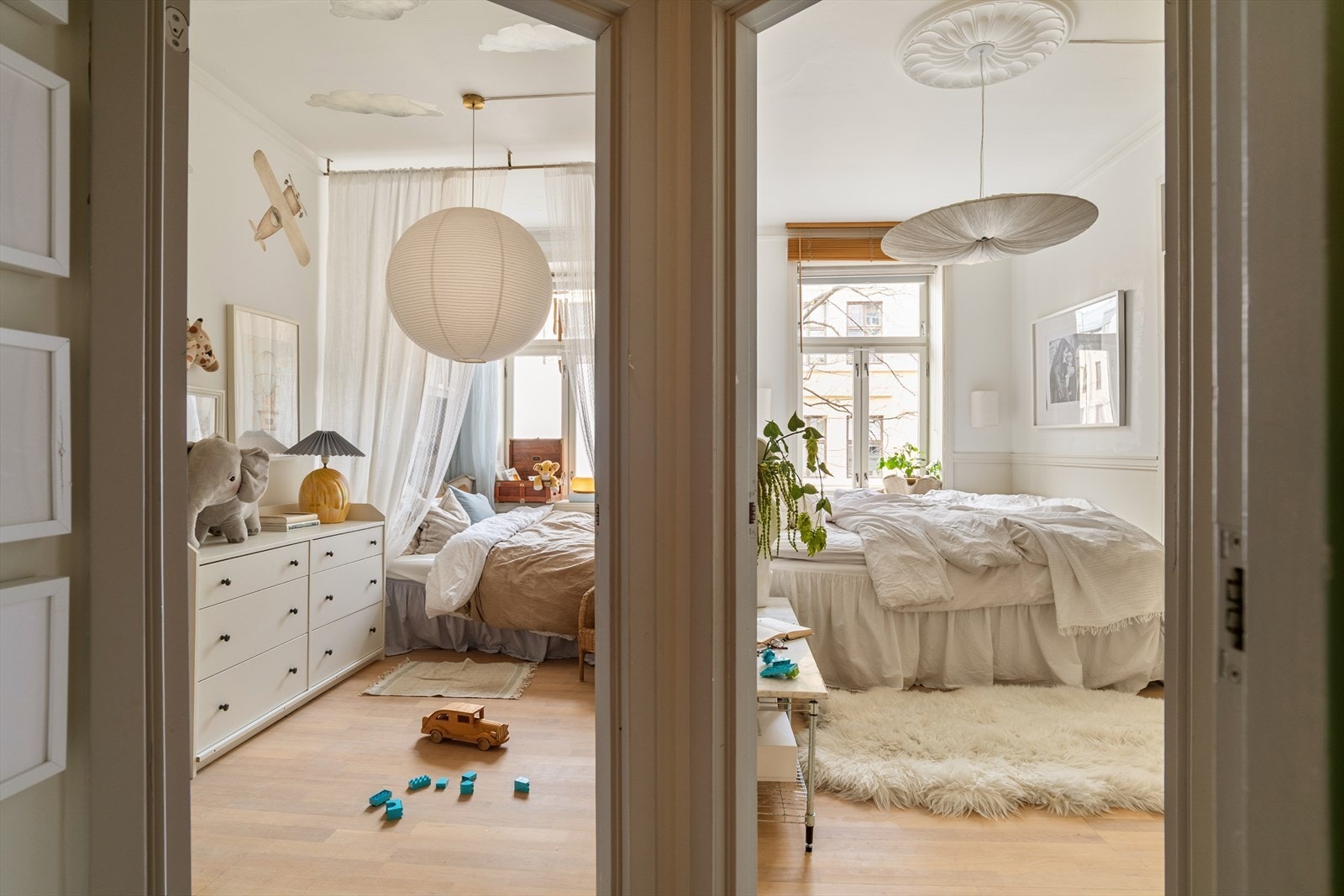 Soverommene ligger vegg-i-vegg med en delt gang Galleribilde