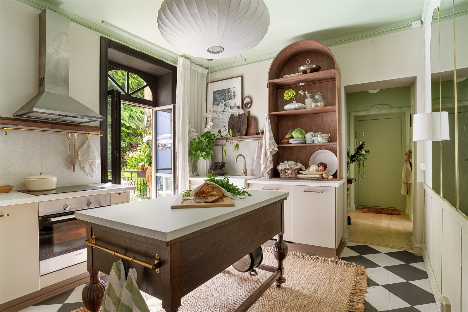 Kjøkkenøya er laget spesielt til denne leiligheten med samme benkeplate som kjøkkenbenken Galleribilde