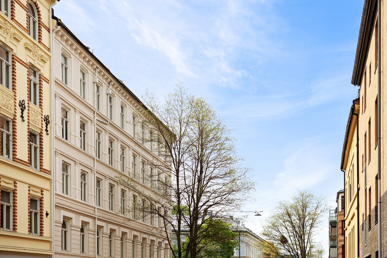Gården er tegnet av Frithjof Aslesen som sto bak mye av leiegårdsbebyggelsen i Oslo som ble oppført under byggeboomen i 1890-årene Galleribilde