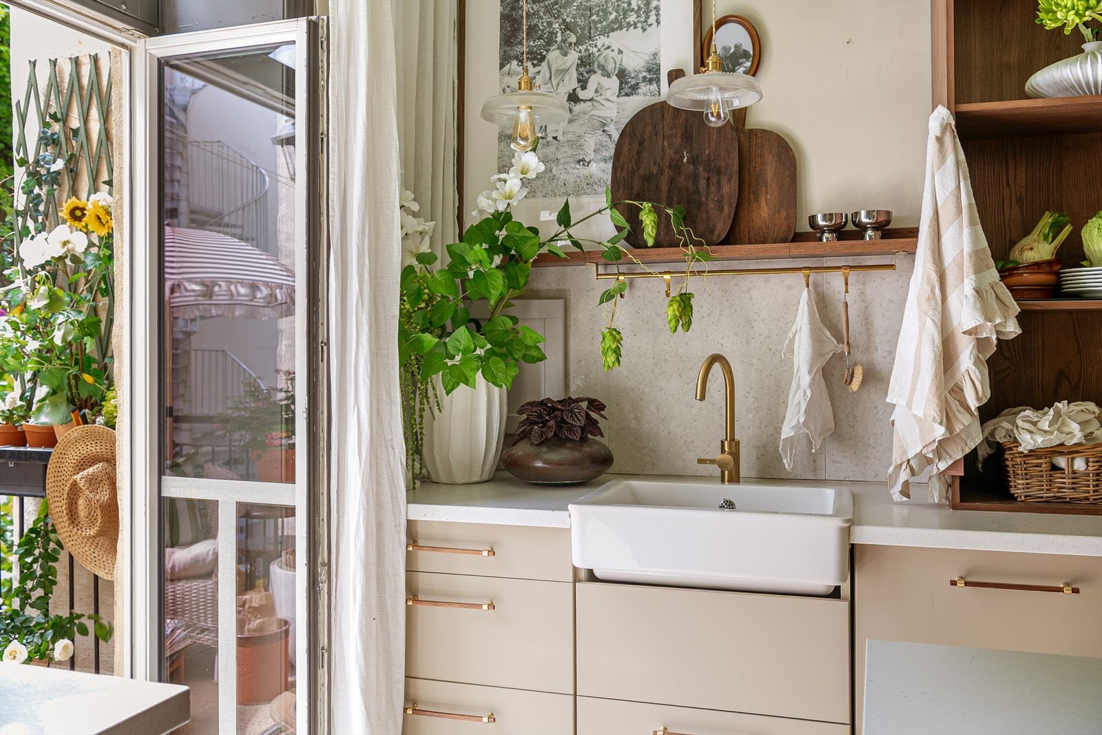 Merk alle de praktiske detaljene som er tenkt på. Her er det hylle over terrazzoflisene med oppheng under Galleribilde