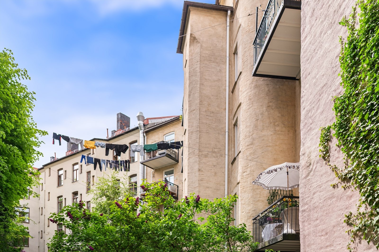 "Jeg fikk umiddelbart den gode følelsen av å komme inn i borettslaget, og den interne beliggenheten av nettopp denne leiligheten med godt utsyn til de flotte fellesarealene fra balkongen uten å ha innsyn." - Selger Galleribilde