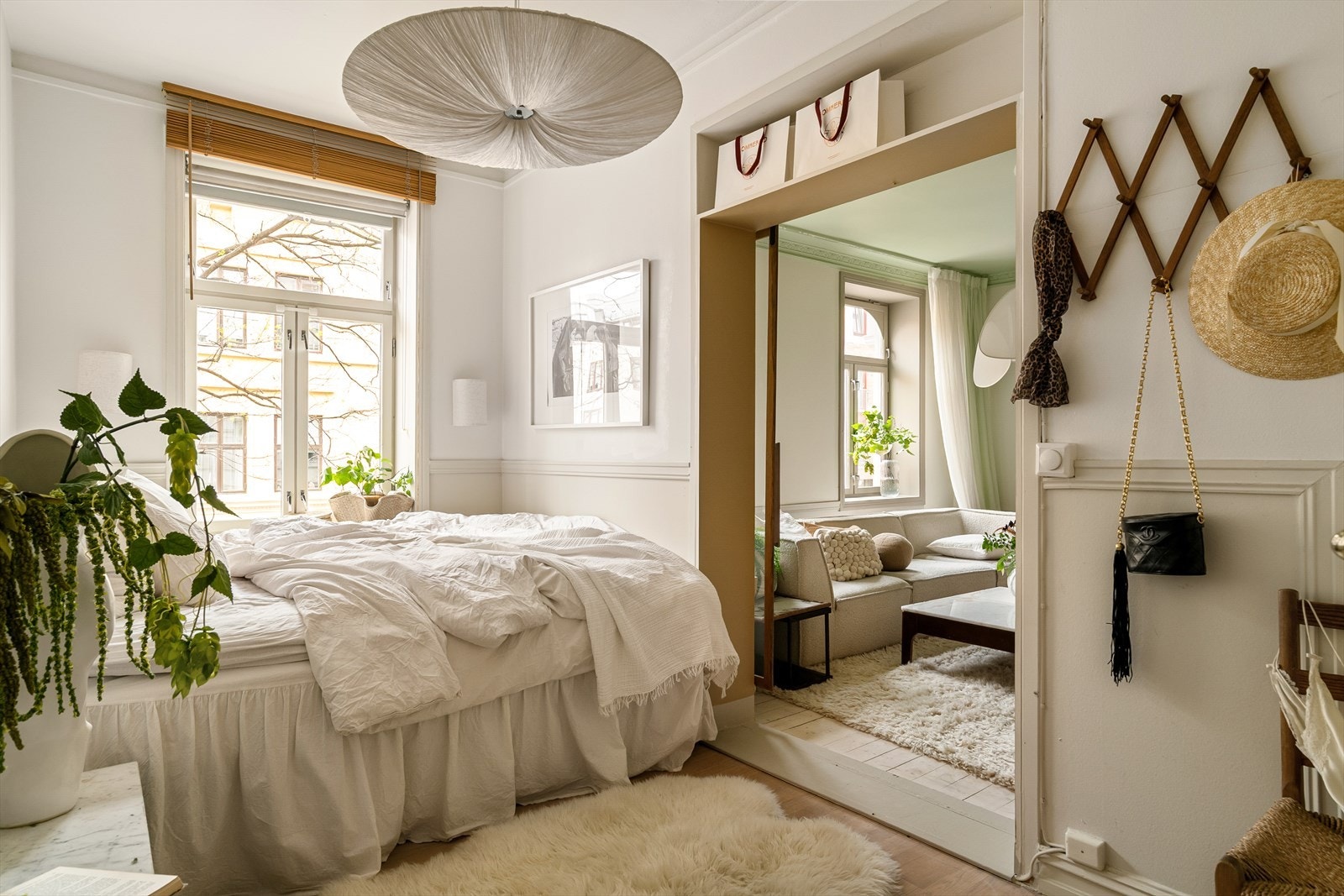 Som en klassisk bolig er det også brede vinduskarmer med plass til planter, pynt og ferieminner Galleribilde