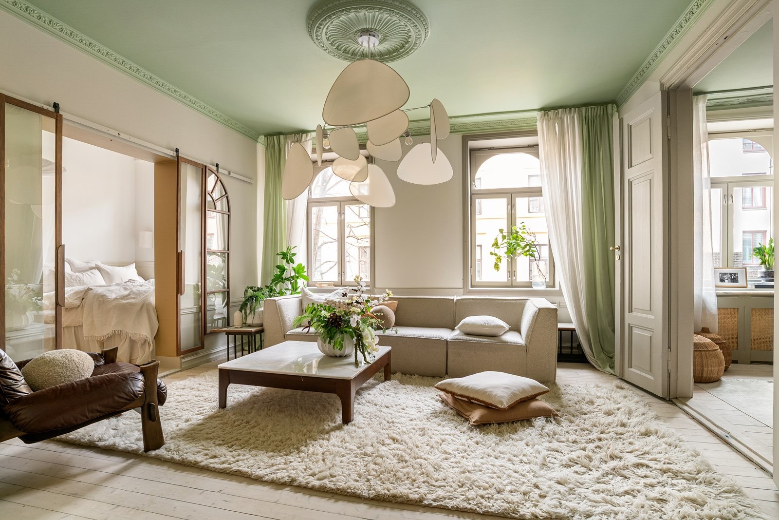 Her er den klassiske løsningen med 2 stuer på rad med et soverom i den ene enden. Galleribilde