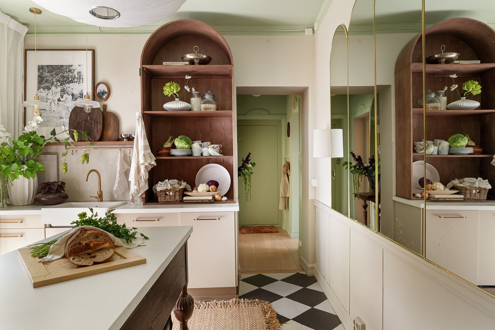 Bak kjøkkenet er bad og til høyre er begge soverommene Galleribilde