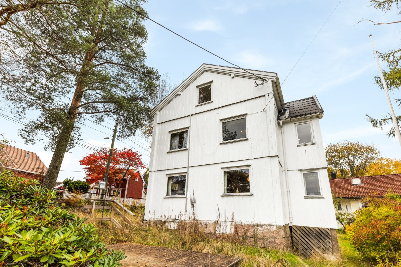 Boligen rommer tre etasjer med egne kjøkken, oppholdsrom og bad, samt kjeller. Galleribilde