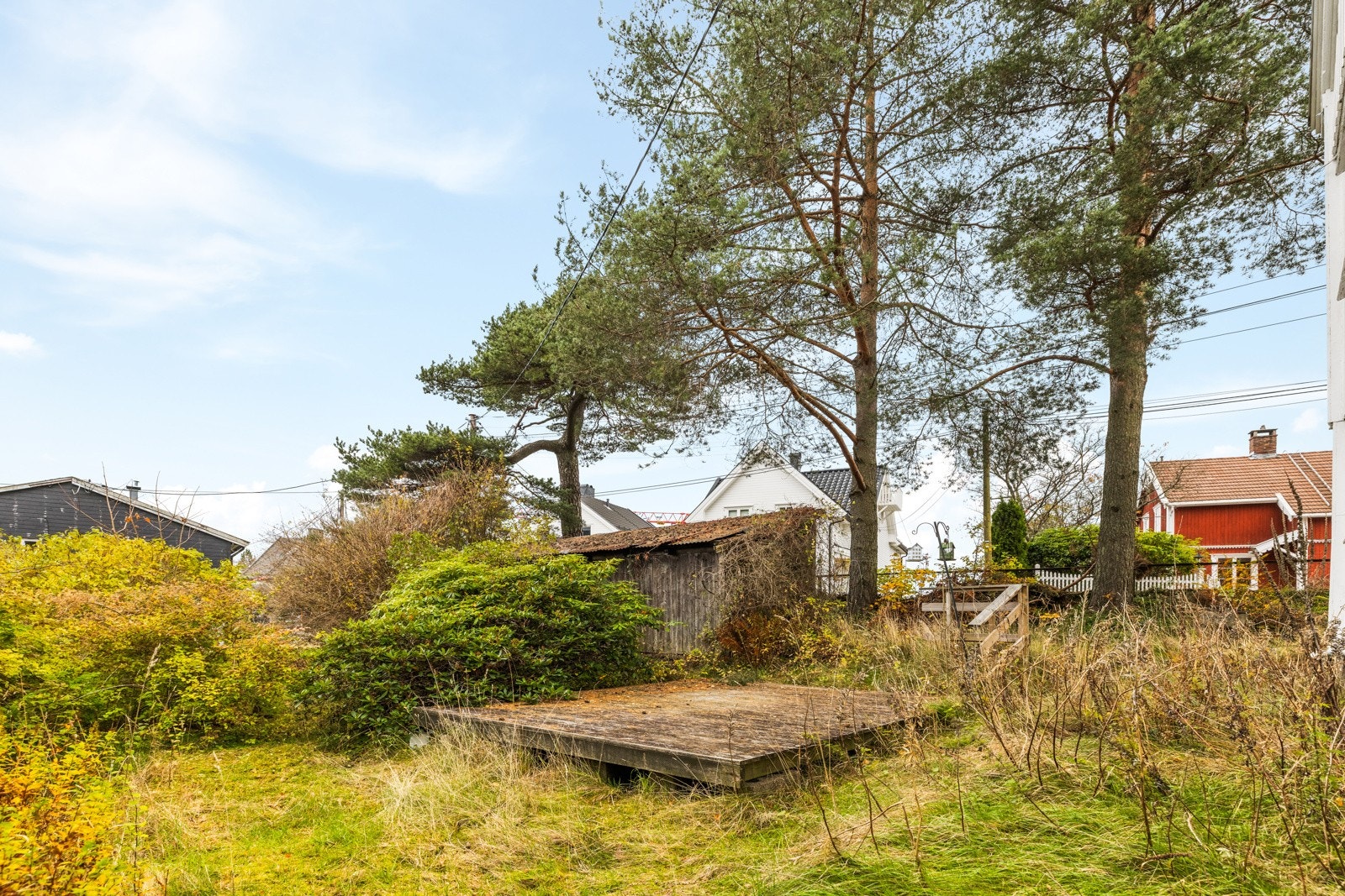 Eiendommen ligger på en solrik tomt med gode utearealer. Galleribilde