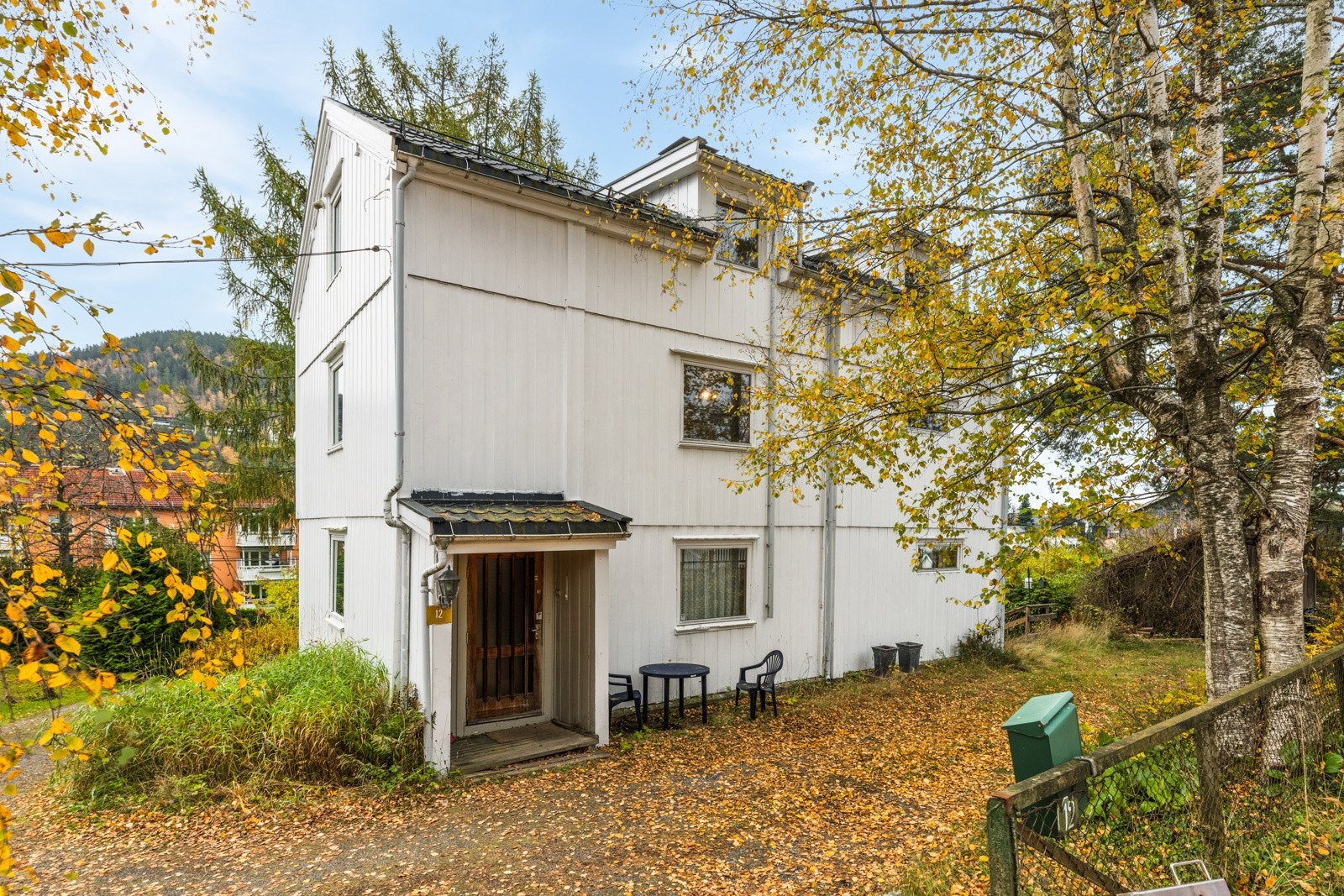 Det foreligger rammetillatelse datert 13.05.2025 for riving av eksisterende bolig og garasje samt oppføring av tomannsbolig. Galleribilde