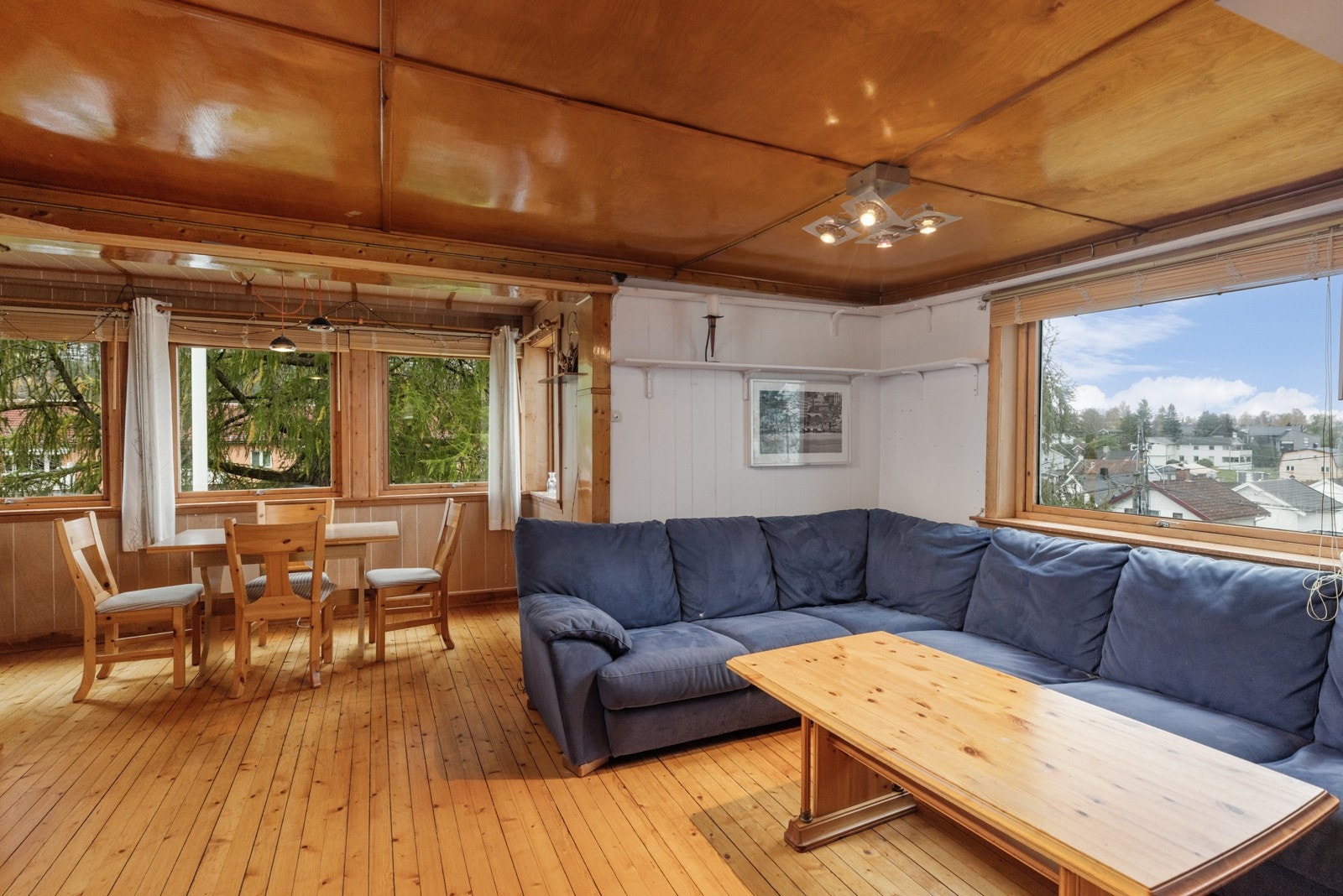 Andre etasje har blant annet bibliotek, kjøkken, stue med kamin og bad. Galleribilde