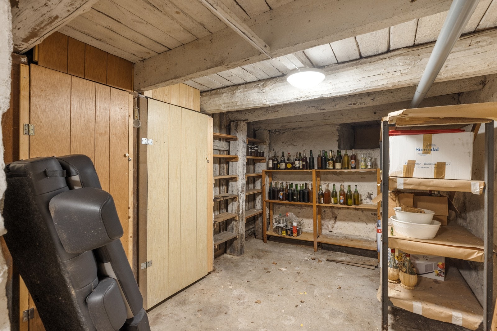 Kjelleretasjen har to praktiske lagerrom. Galleribilde