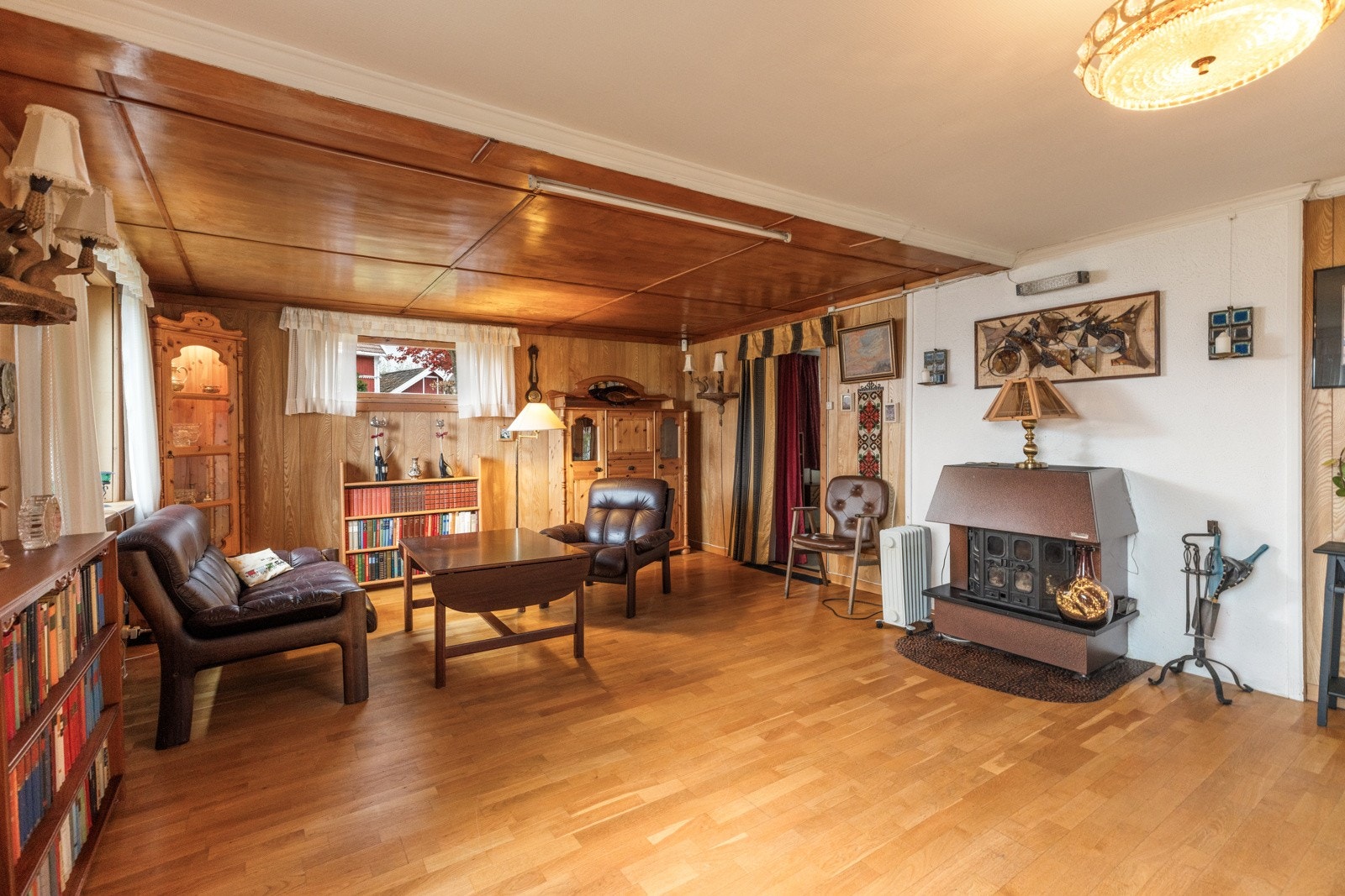 I første etasje finner man stue med peisinnsats, kjøkken med integrerte hvitevarer og bad. Galleribilde