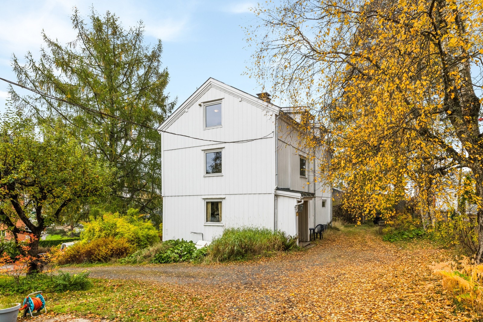 Flermannsbolig over tre etasjer med kjeller beliggende i attraktive omgivelser i Myrerveien. Galleribilde