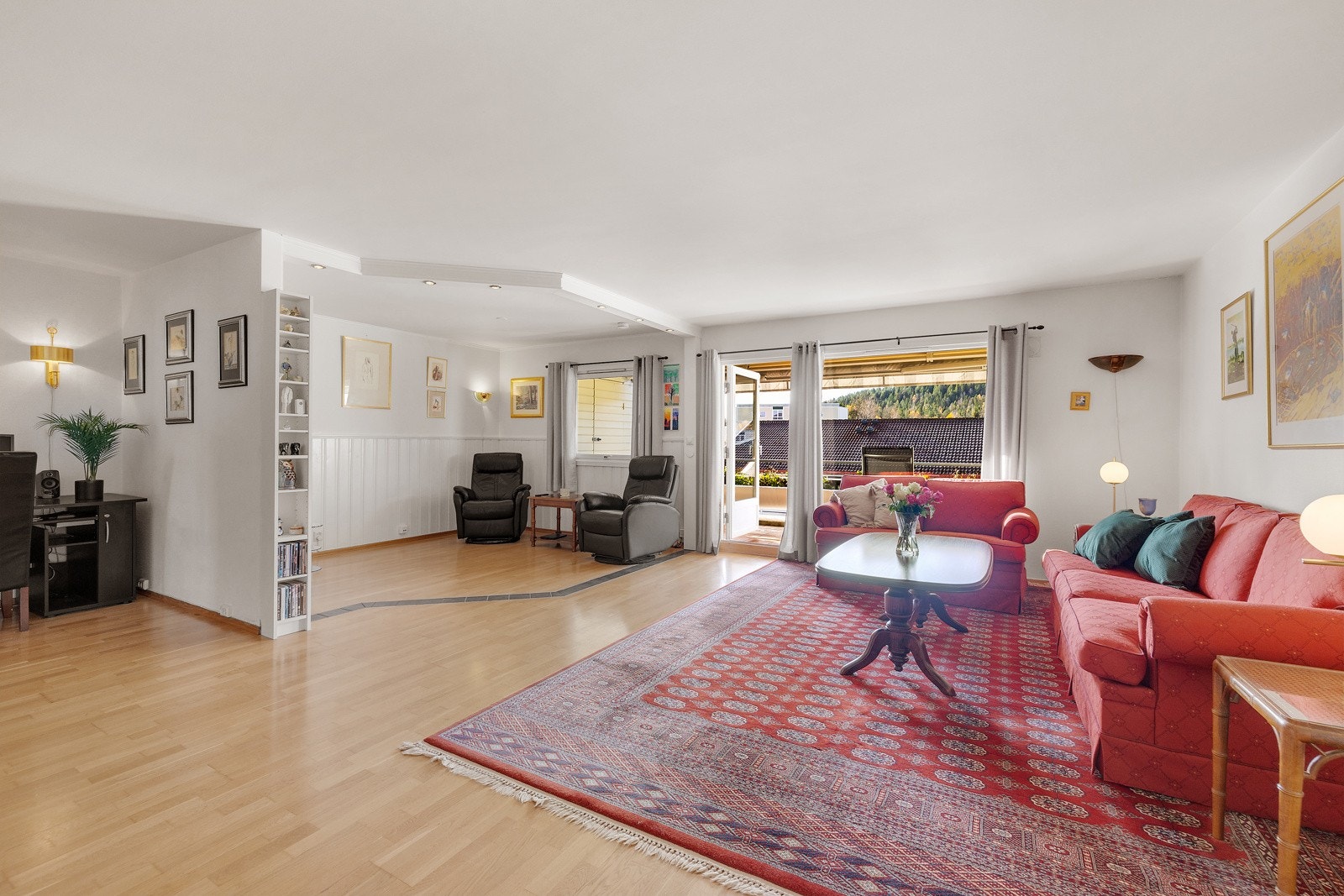 Lys og stor stue med utgang flislagt terrasse på ca 12 kvm. Galleribilde