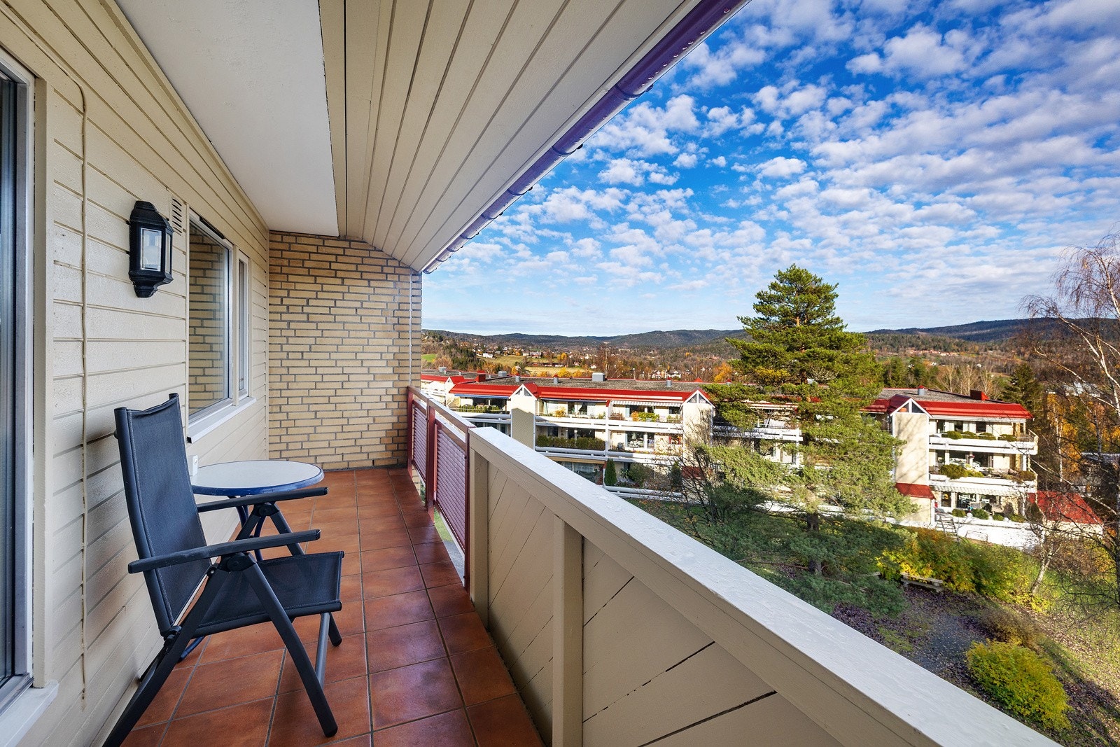 Nordøst-vendt terrasse på ca. 7 m² med adkomst fra kjøkken. Dekke av flis og adkomst til bod ca. 1 m². Galleribilde