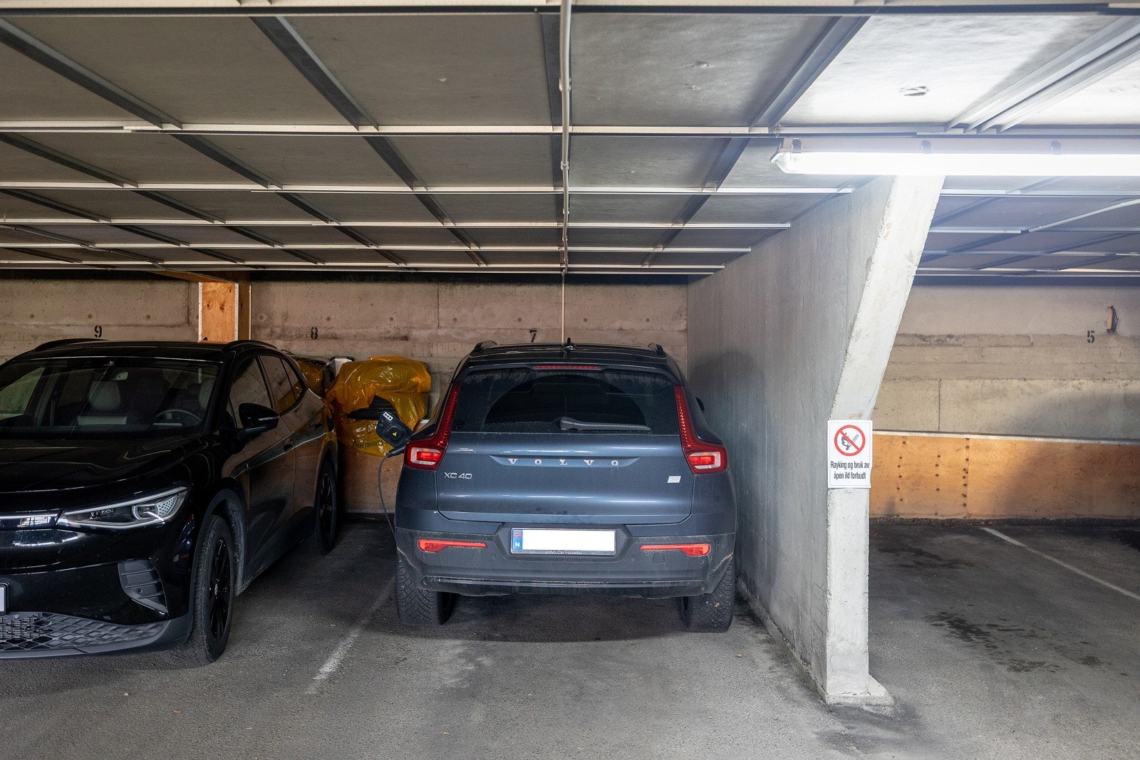 Garasjeplass med ladeboks i felles garasjeanlegg Galleribilde