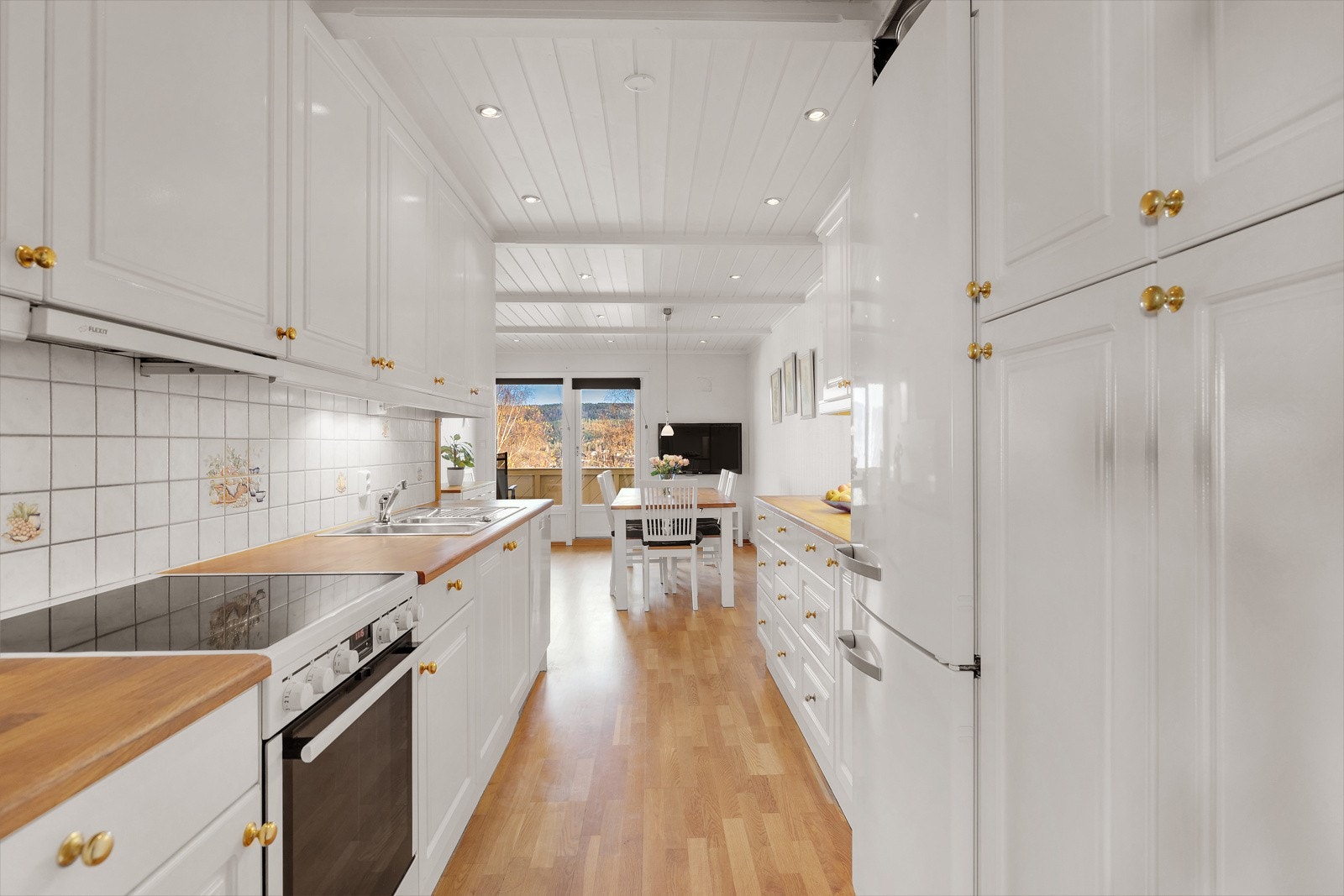 Pent og romslig kjøkken med spiseplass og utgang flislagt terrasse på ca 7 kvm med flott utsikt. Galleribilde