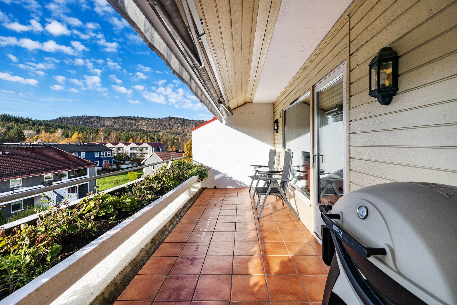 Sørvest-vendt terrasse på ca. 12 m² med adkomst fra stue. Dekke av flis og med blomsterkasse. Elektrisk markise og adkomst til bod ca. 2 m². Galleribilde