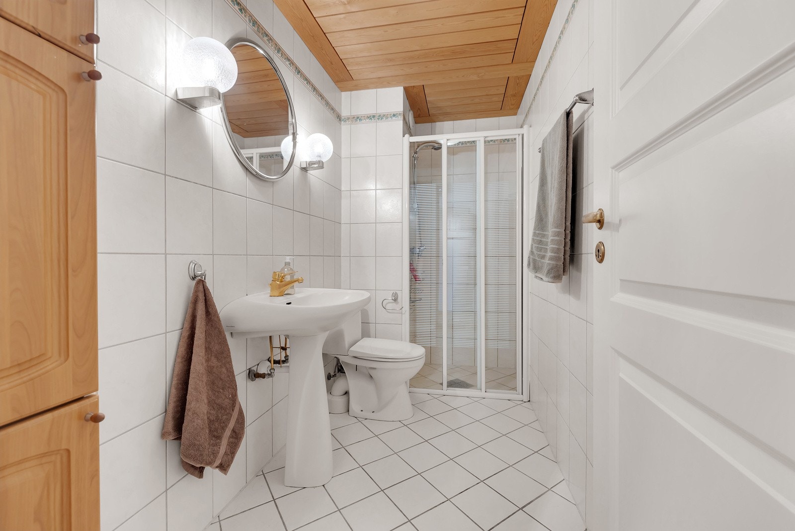 Flislagt baderom fra ca. 1996 med varmekabler. Innredning med servant, toalett og dusjvegger/hjørne. Galleribilde