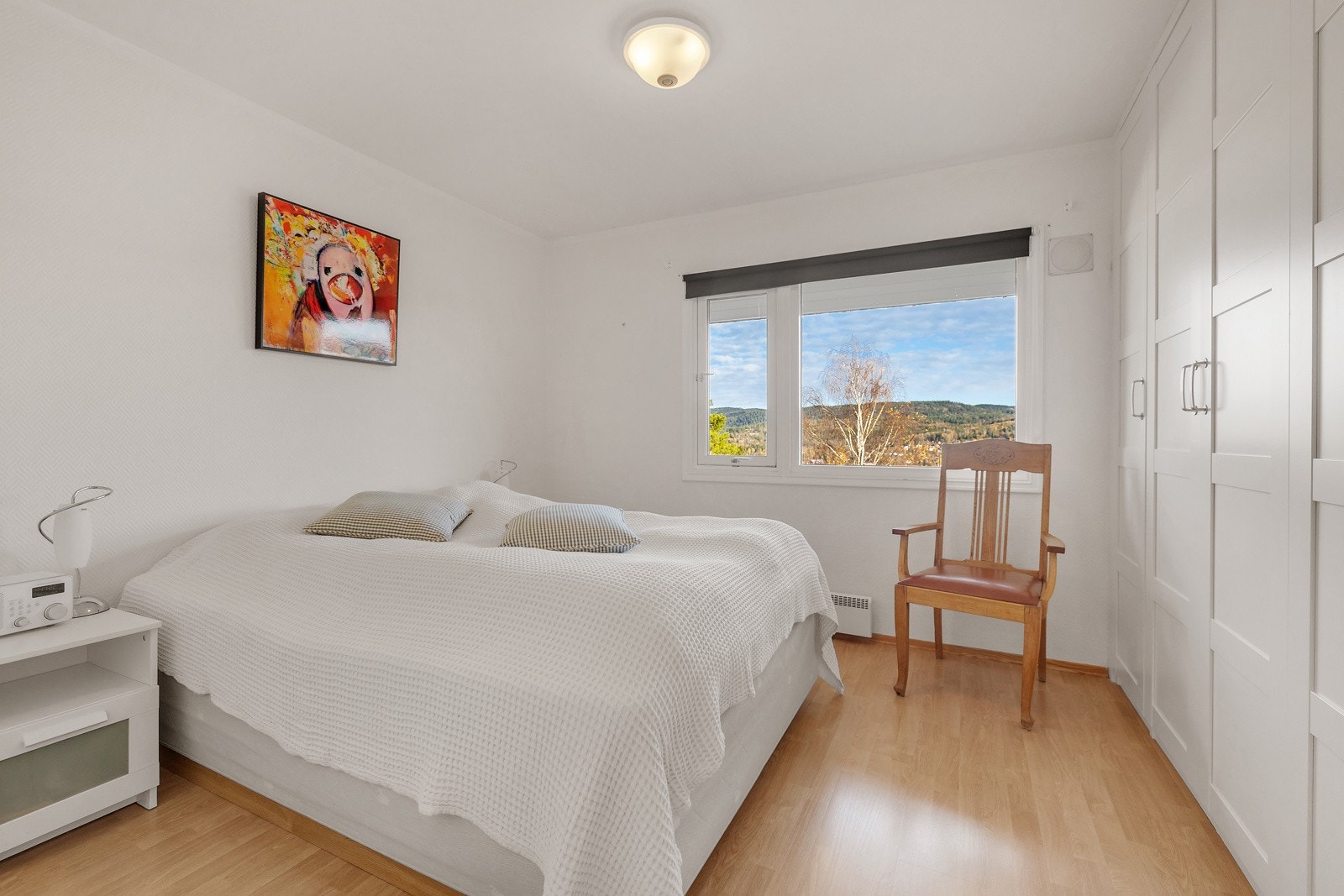 Hovedsoverom med stor garderobe Galleribilde