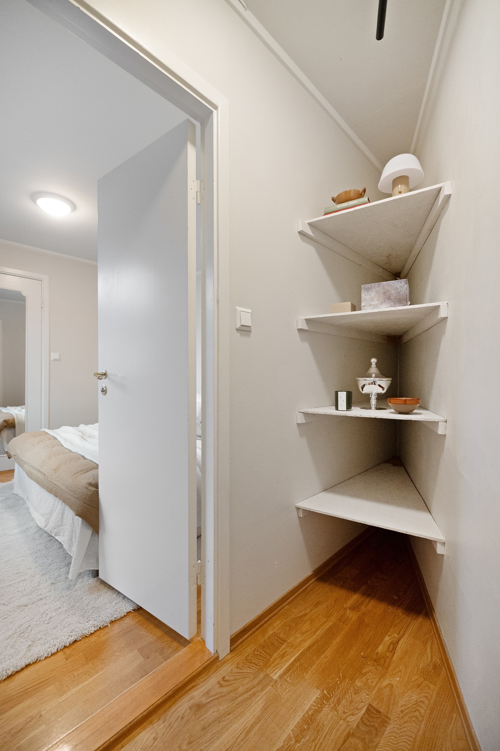 Praktisk med innvendig bod med adkomst fra soverommet. Galleribilde