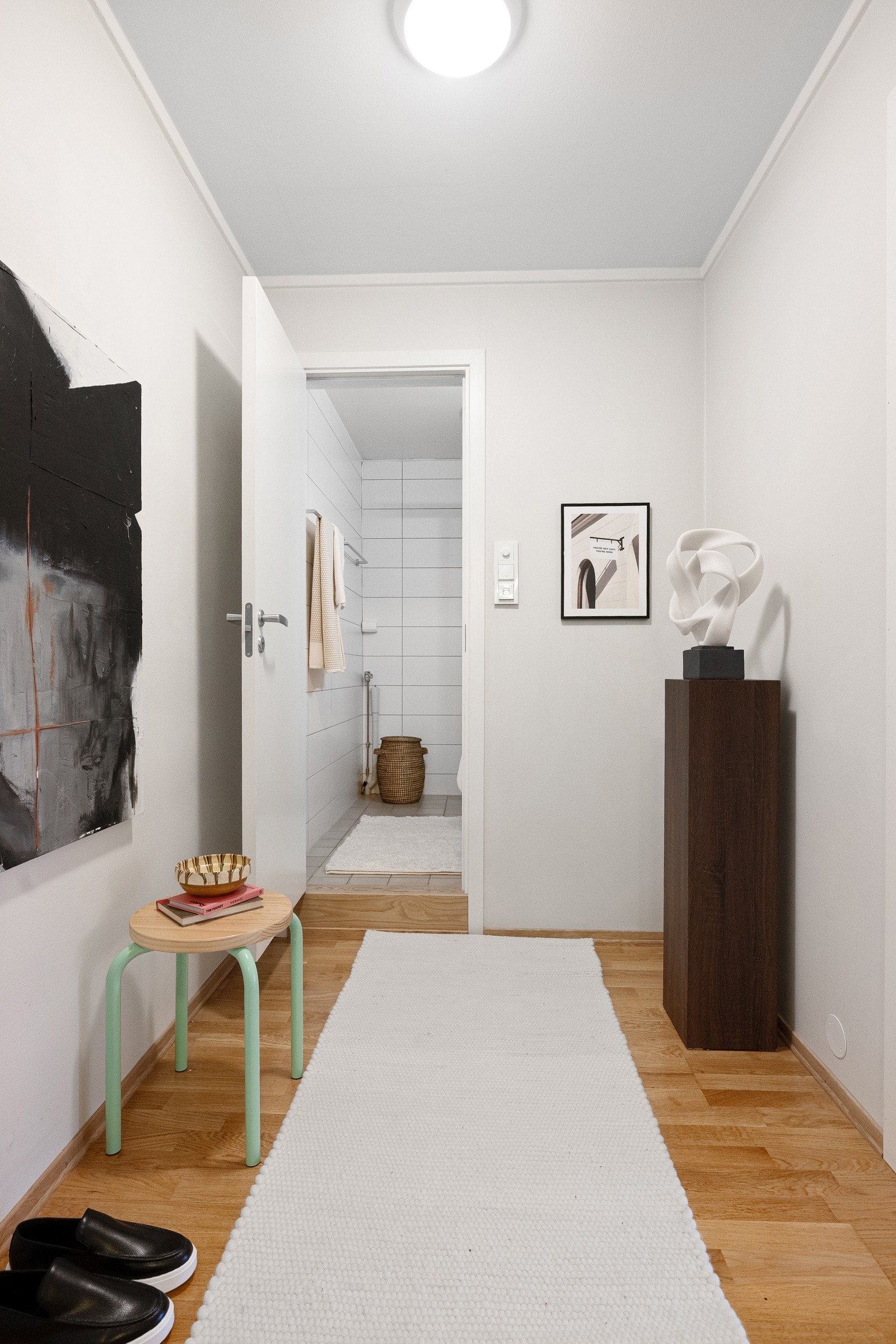 elkommen inn - Leiligheten har en god intern beliggenhet i byggets 5. etasje med heisadkomst. Galleribilde