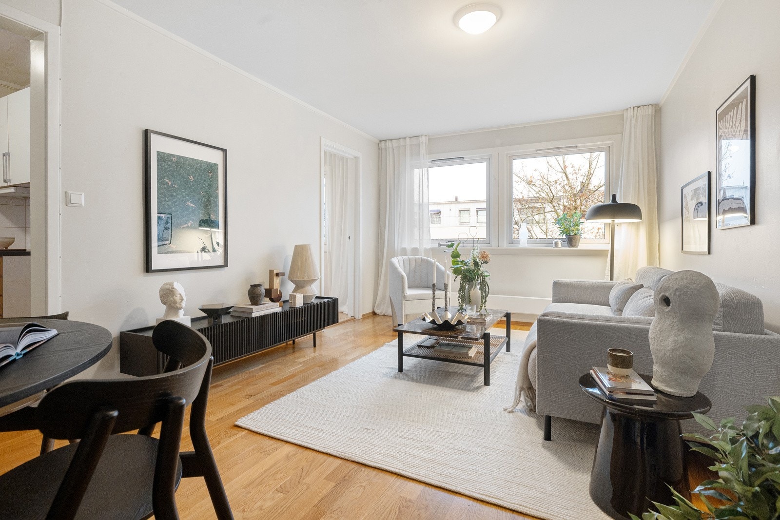 Velkommen til Tidemands gate 31 - Her har vi gleden av å presentere en lys 2-roms med svært populært og etterspurt beliggenhet, rett ved Vestkanttorget, med kort vei til trikk, hyggelige kafeer, butikker og flere grønne parker, alt innen kort gåavstand. Galleribilde