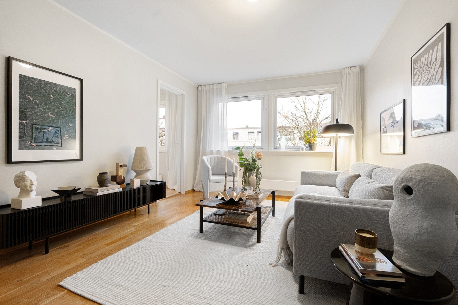 Stuen har god plass til sofagruppe med tilhørende møblement og spisebord. Galleribilde