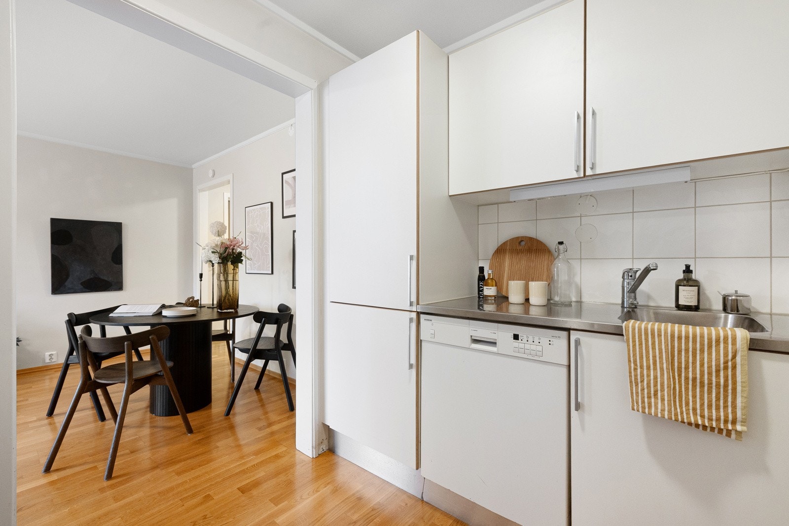 Innredning med kullfiltervifte over stekesonen, benkebereder og opplegg for oppvaskmaskin, kjøl/fryseskap og komfyr. Galleribilde