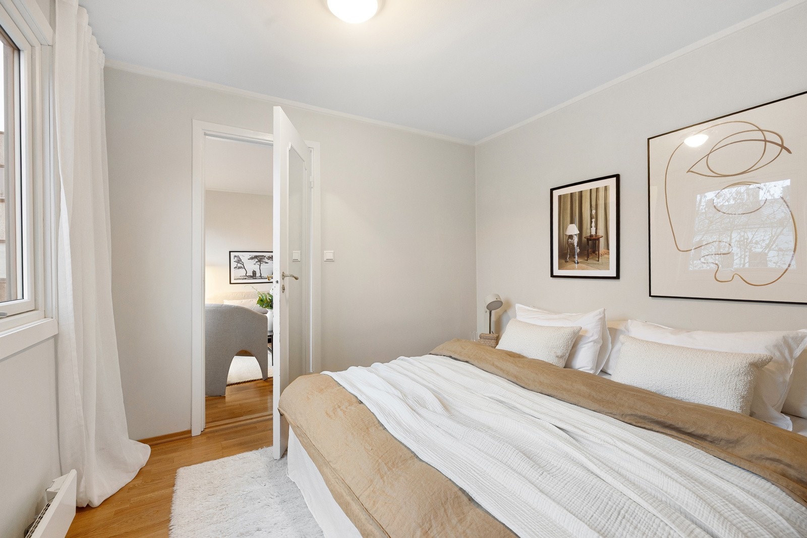 Her er det god plass til dobbeltseng og nattbord. Galleribilde