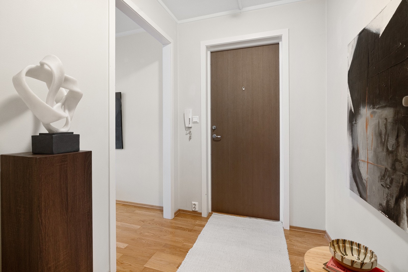 Entréen fremstår lys, med god plass til knaggrekke og skohylle. Galleribilde