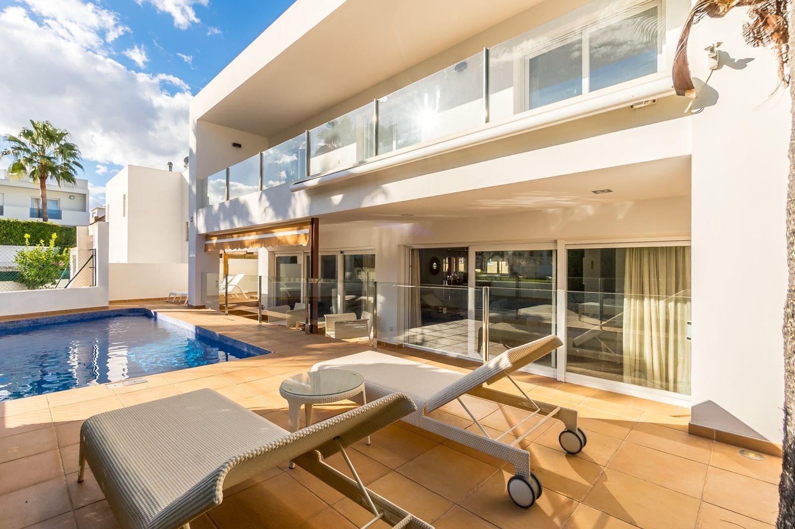 Fra stuen ser du, både ut på eget basseng og den store hagen med et enormt basseng i urbanisasjonen Galleribilde