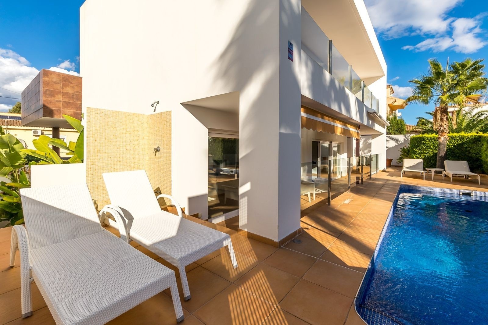 Oppvarmet privat saltvannsbasseng Galleribilde