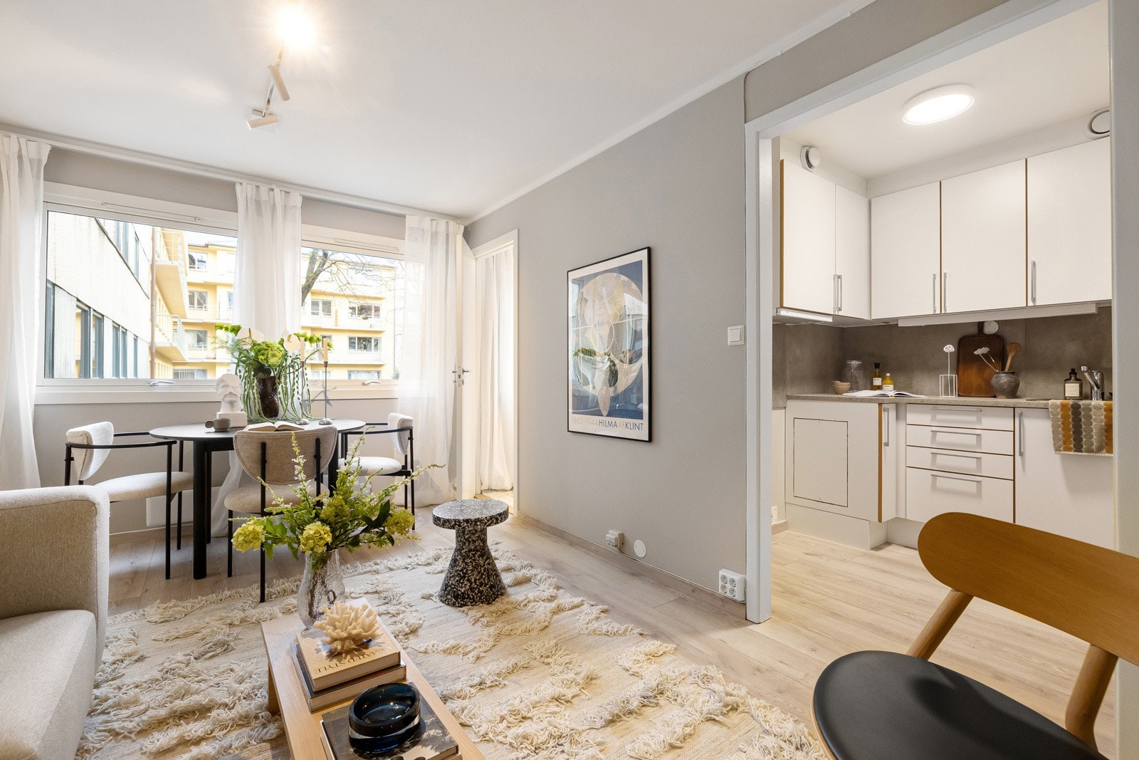 Delevis åpen løsning mot kjøkkenet skaper et sosialt oppholdsrom. Galleribilde