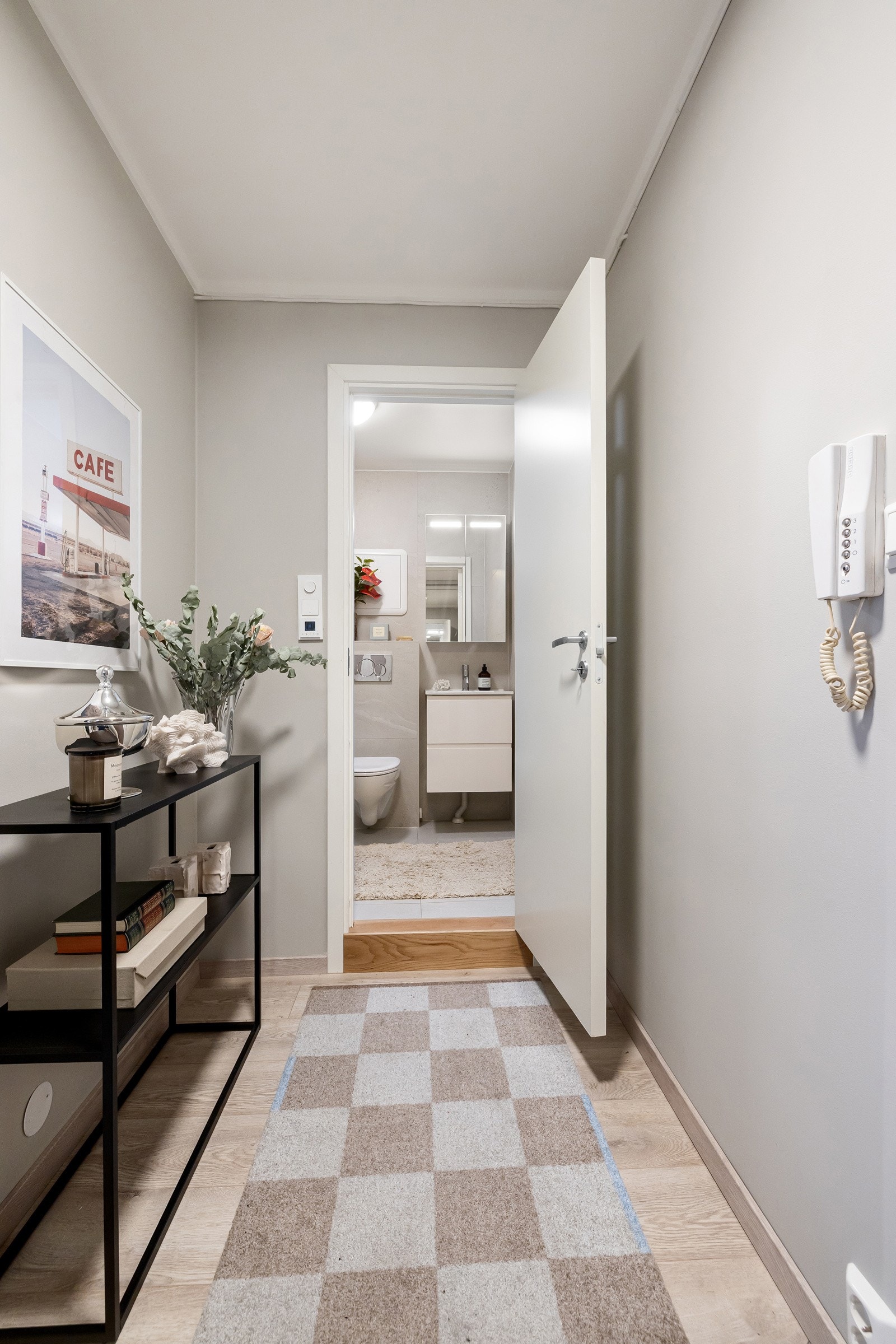 Lekkert flislagt badet oppgradert i 2023. Galleribilde