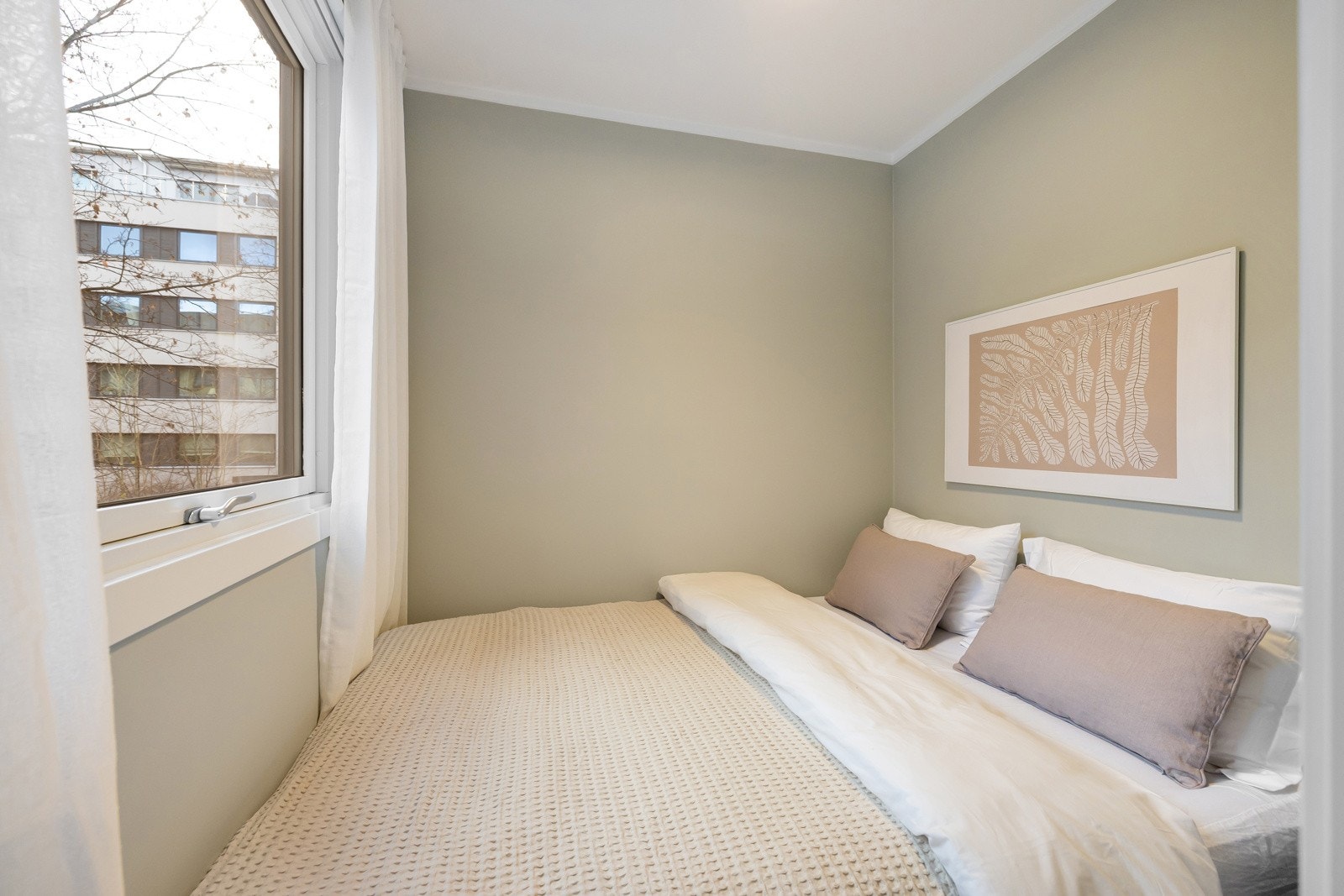 Sovealkove i eget rom med vindu og plass til dobbeltseng Galleribilde