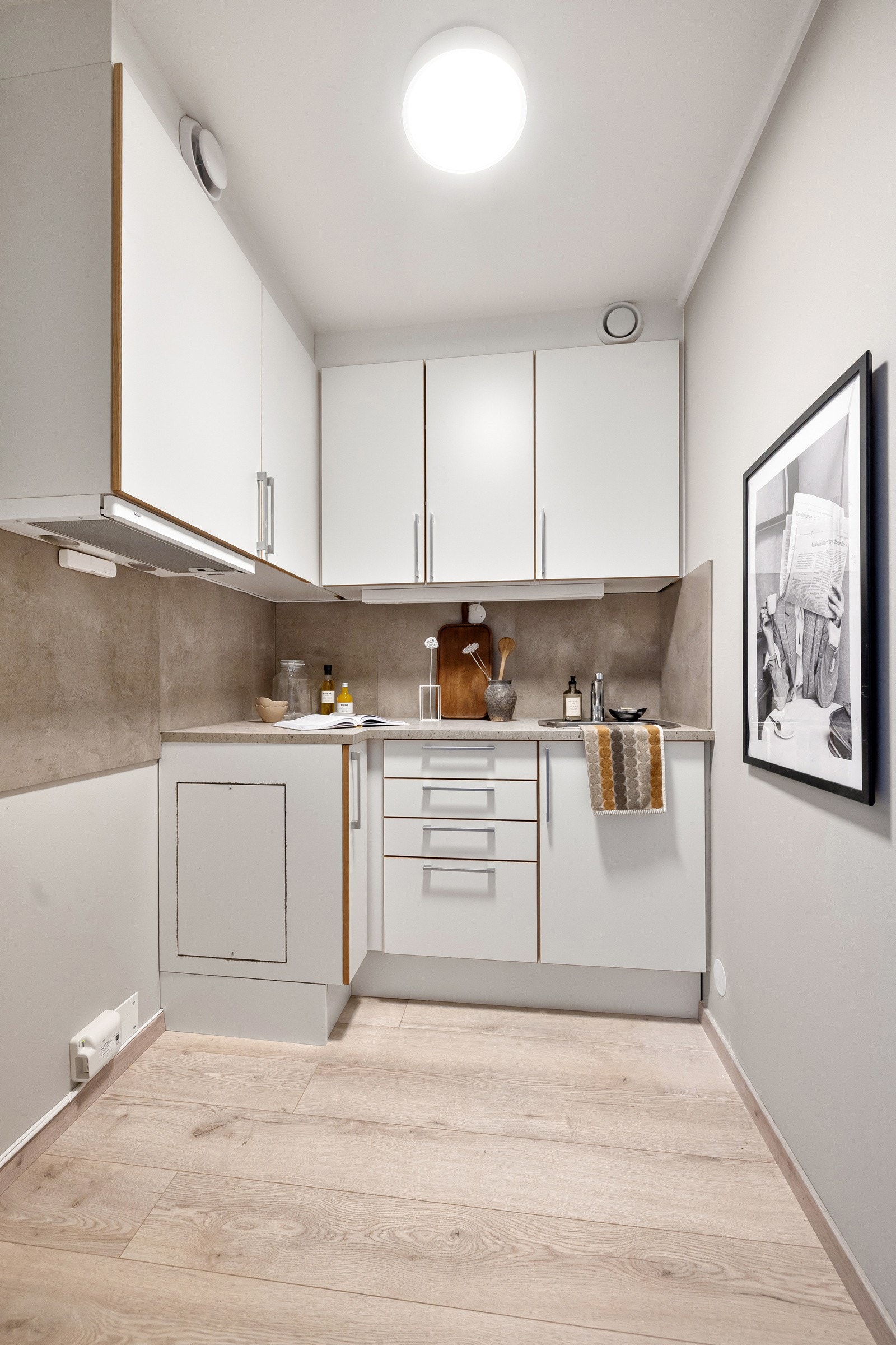 Det er opplegg for komfyr, kjøl/fryseskap og benkebereder. Komfyrvakt er etablert. Galleribilde