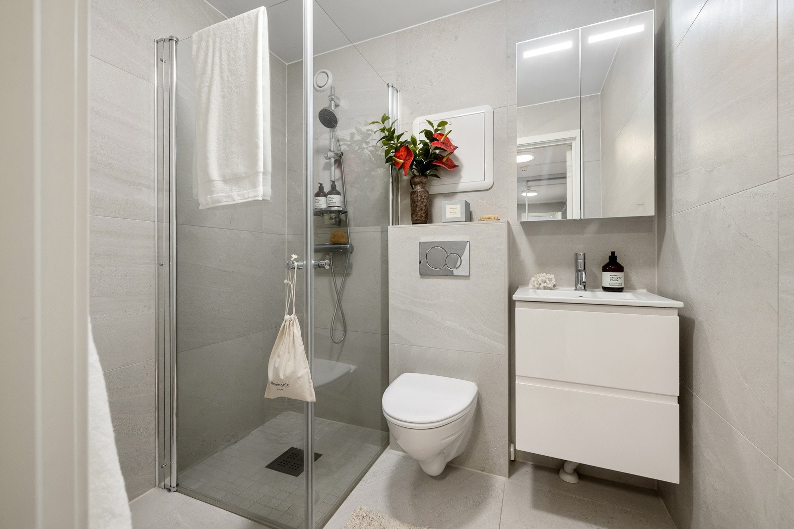 Badet er innredet med servant med underskuffer, samt speilskap med moderne belysning. Galleribilde