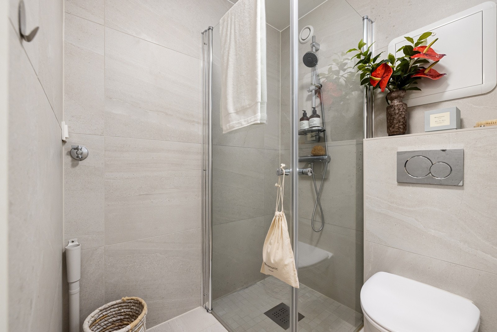 Det er videre utstyrt med mekanisk avtrekk, opplegg for vaskemaskin, veggmontert toalett og dusjhjørne med glassdører. Galleribilde