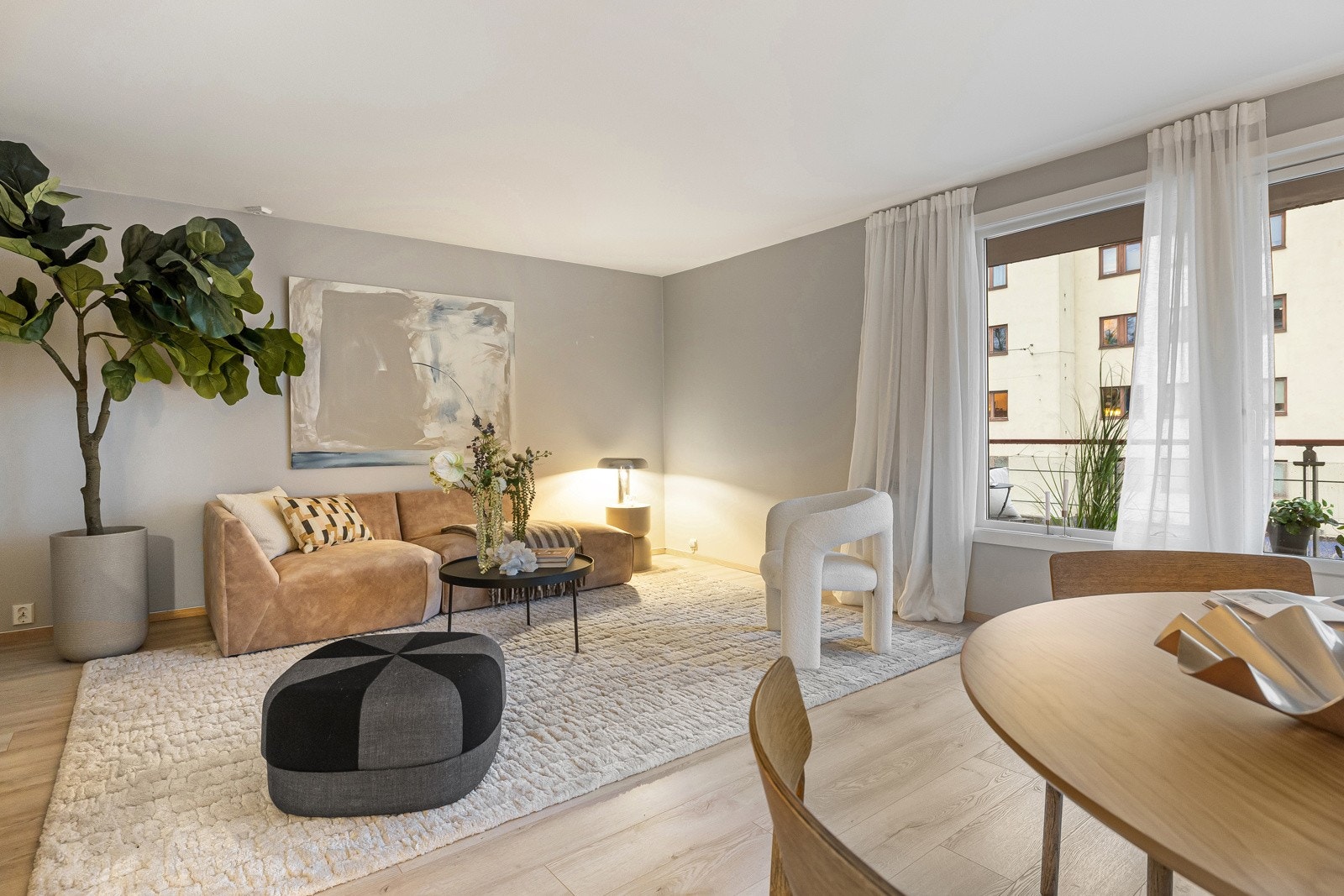 Romslig stue med delvis åpen stue-/kjøkkenløsning som skaper et sosialt oppholdsrom. Galleribilde