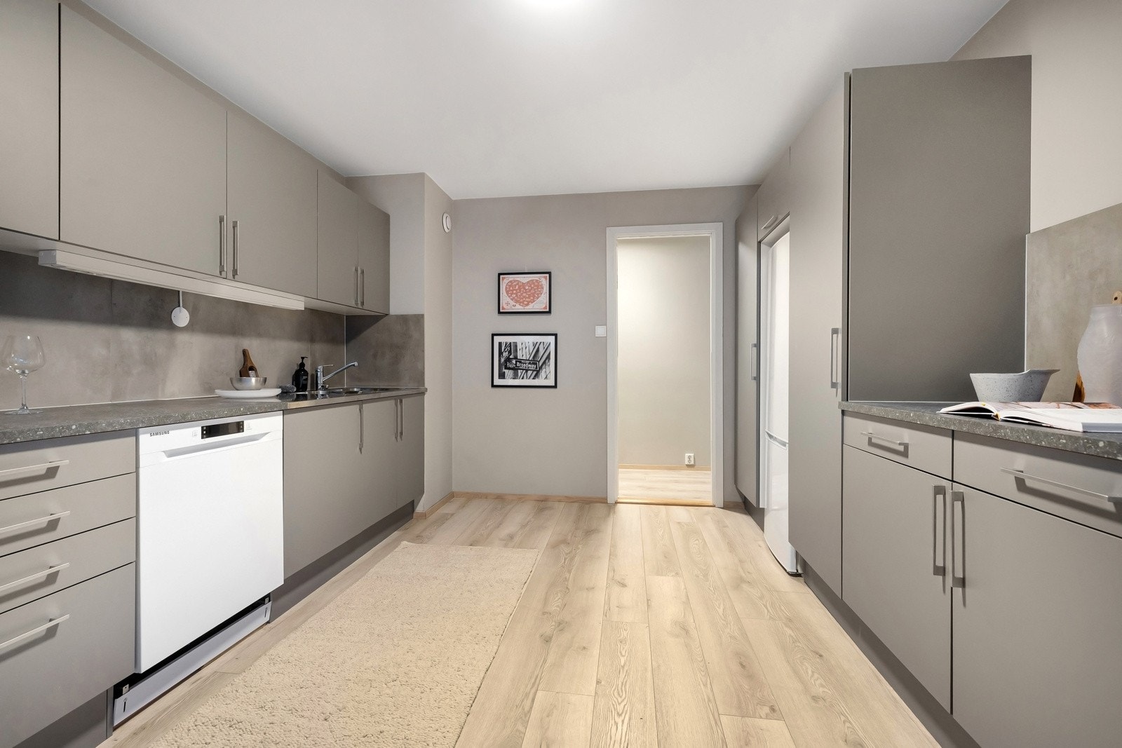 Kjøkkenet er utformet med fokus på funksjonalitet og byr på rikelig skap- og benkeplass i både under- og overskap. Galleribilde