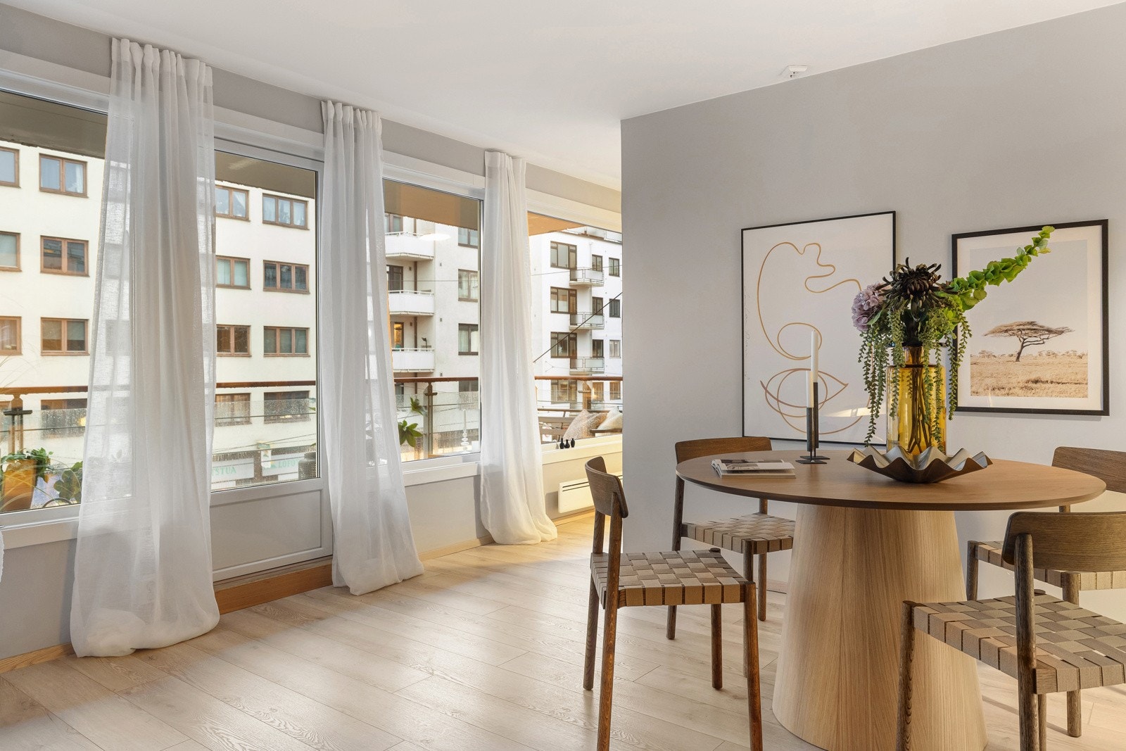 Fra stuen er det utgang til leilighetens balkong på ca. 11 kvm med kveldssol. Galleribilde